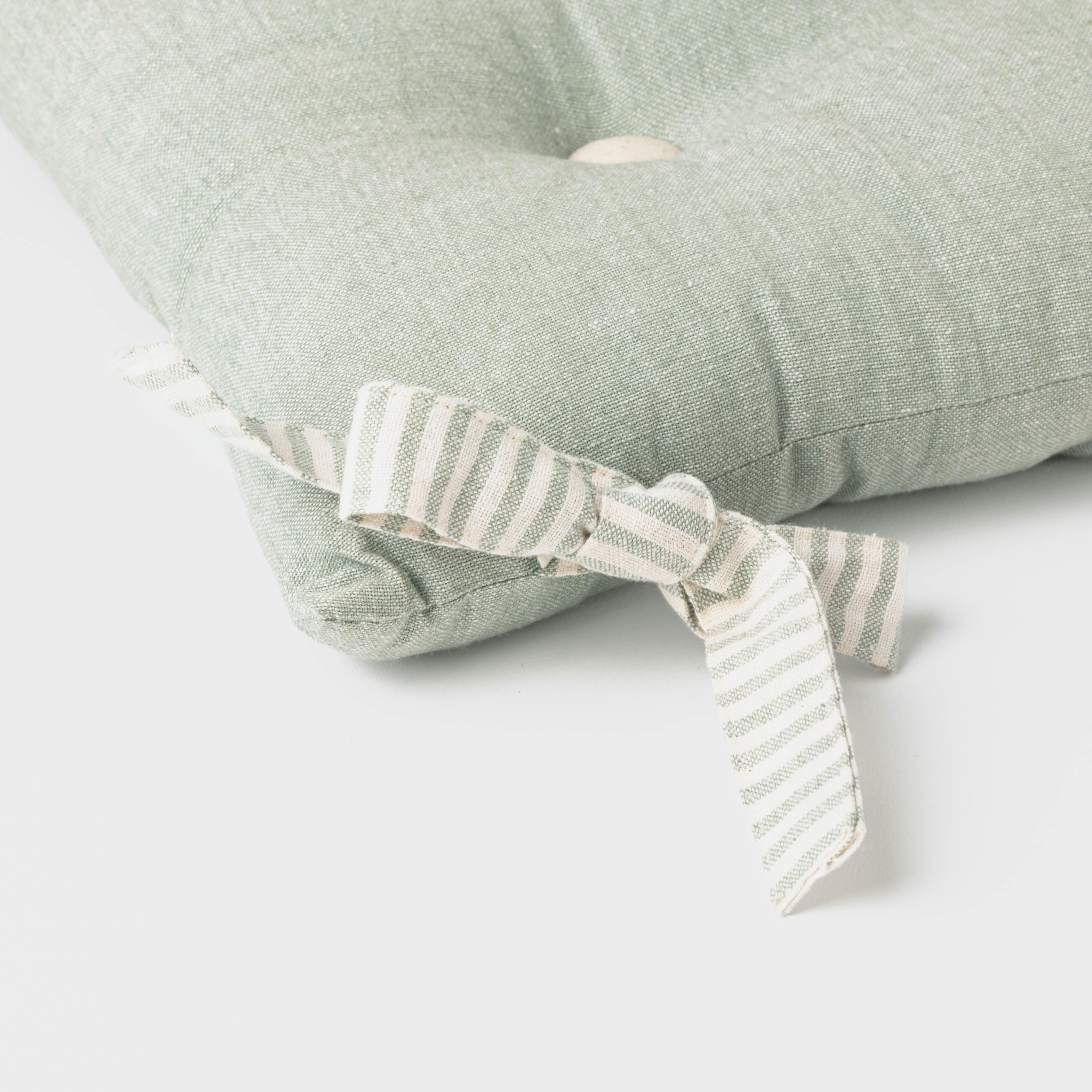 Almofada de algodão simples com botões e ferro de passar.