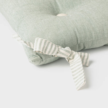 Almofada de algodão simples com botões e ferro de passar.