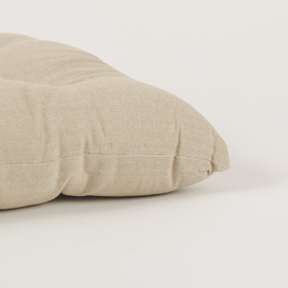 Almofada de algodão simples com botões e ferro de passar.