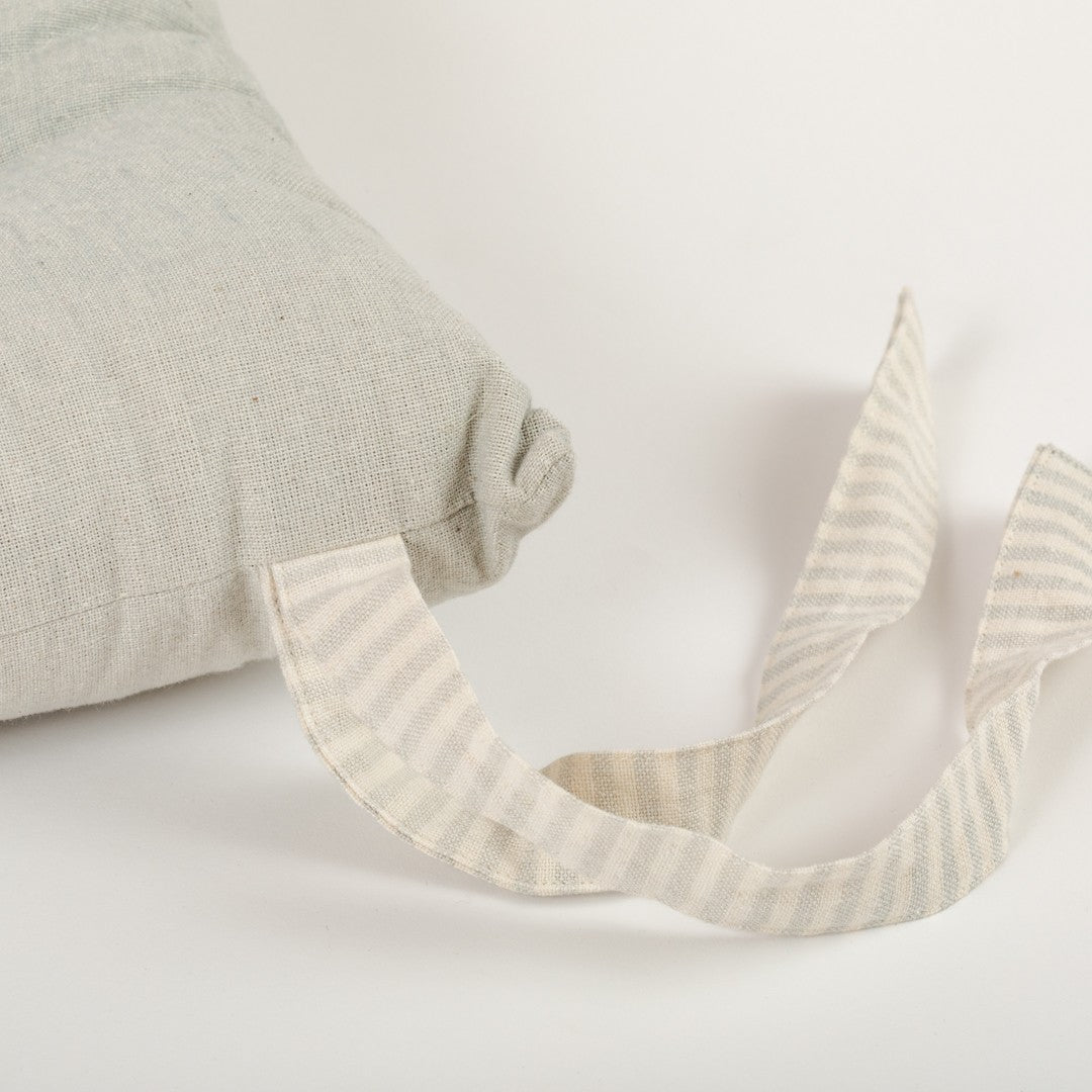 Almofada de algodão simples com botões e ferro de passar.