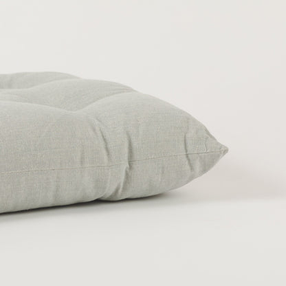 Almofada de algodão simples com botões e ferro de passar.