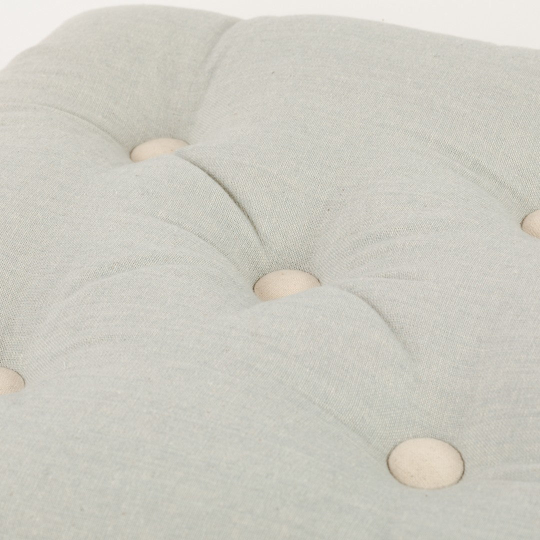 Almofada de algodão simples com botões e ferro de passar.