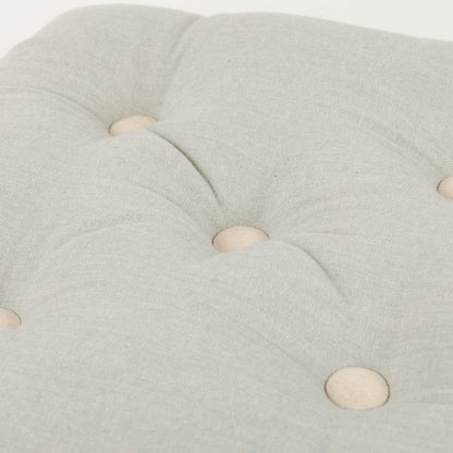 Almofada de algodão simples com botões e ferro de passar.