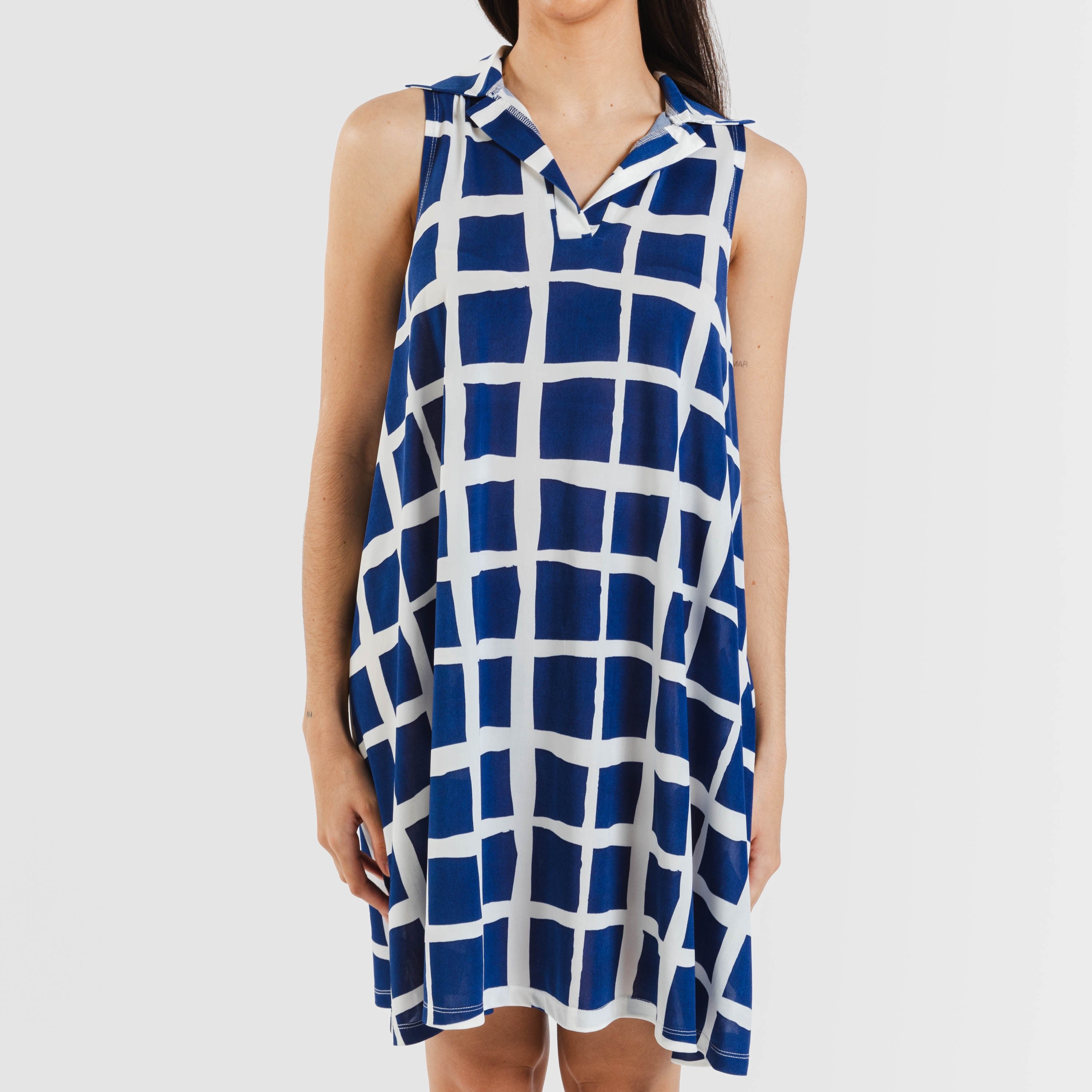 Vestido curto azul marinho Naroa com gola e lapela suaves.