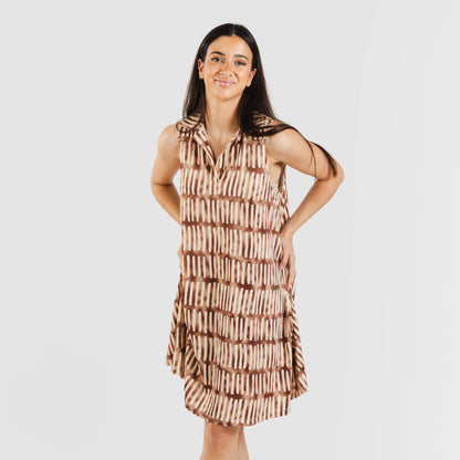 Vestido curto marrom limão com gola e lapela suaves.