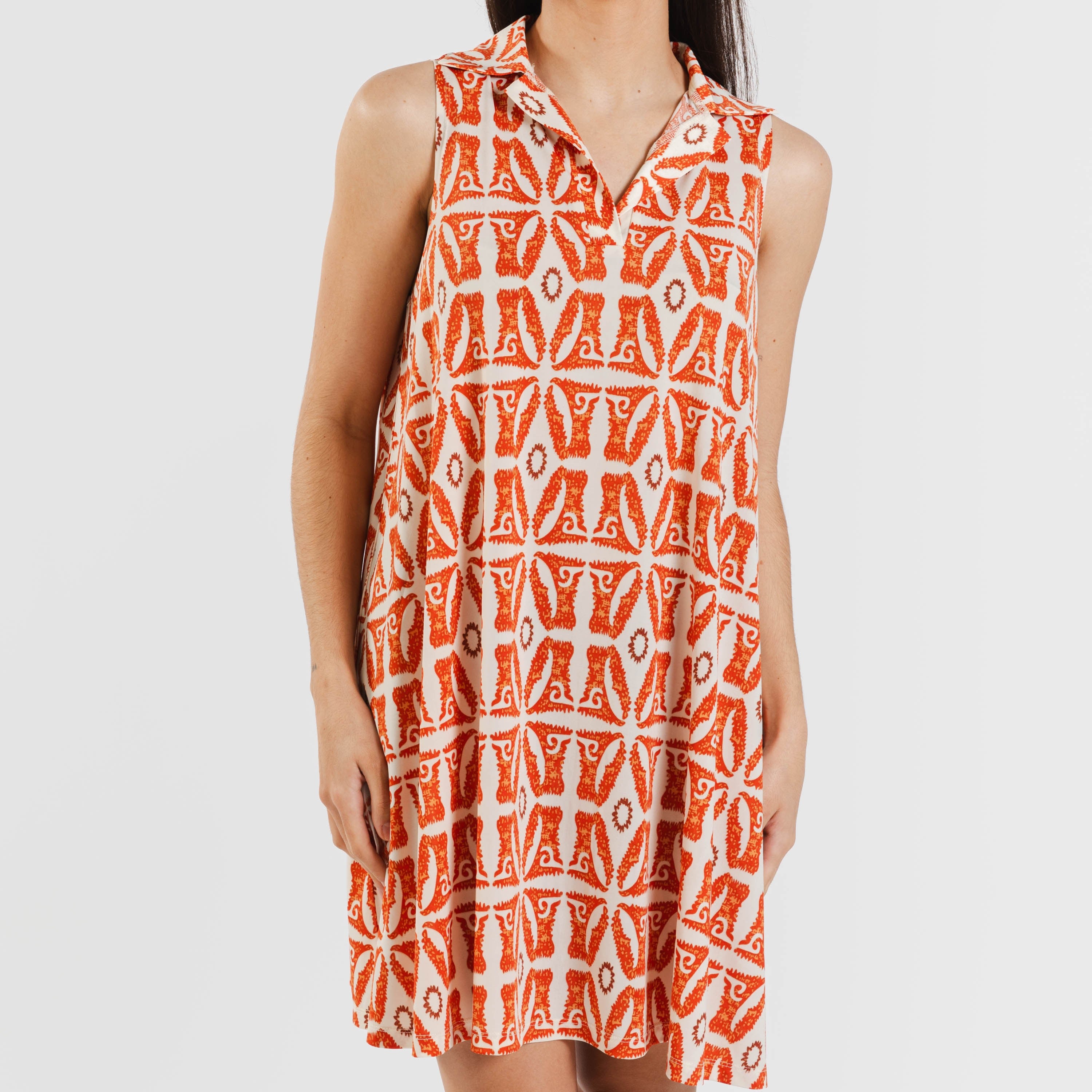 Vestido curto com gola e lapela suaves, cor terracota de Catânia.