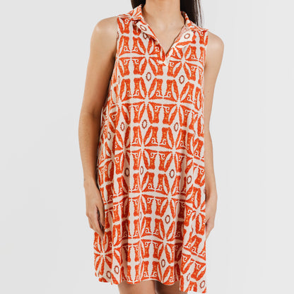 Vestido curto com gola e lapela suaves, cor terracota de Catânia.