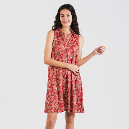 Vestido curto Zumaia cor de vinho com gola e lapela suaves.