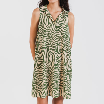 Vestido curto verde Palmina com gola e lapela suaves.