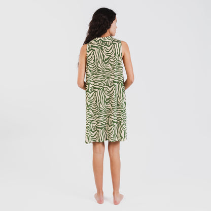 Vestido curto verde Palmina com gola e lapela suaves.