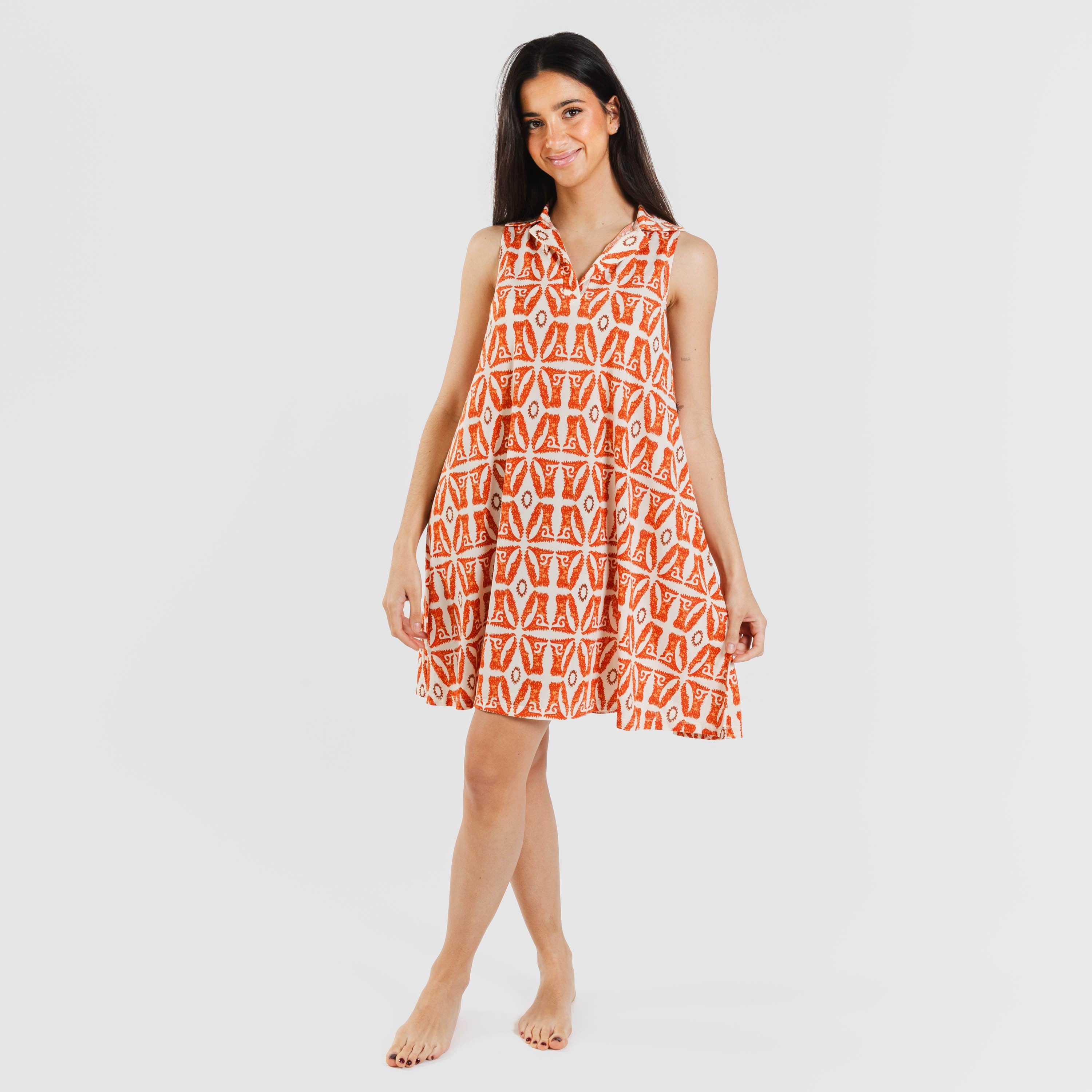 Vestido curto com gola e lapela suaves, cor terracota de Catânia.