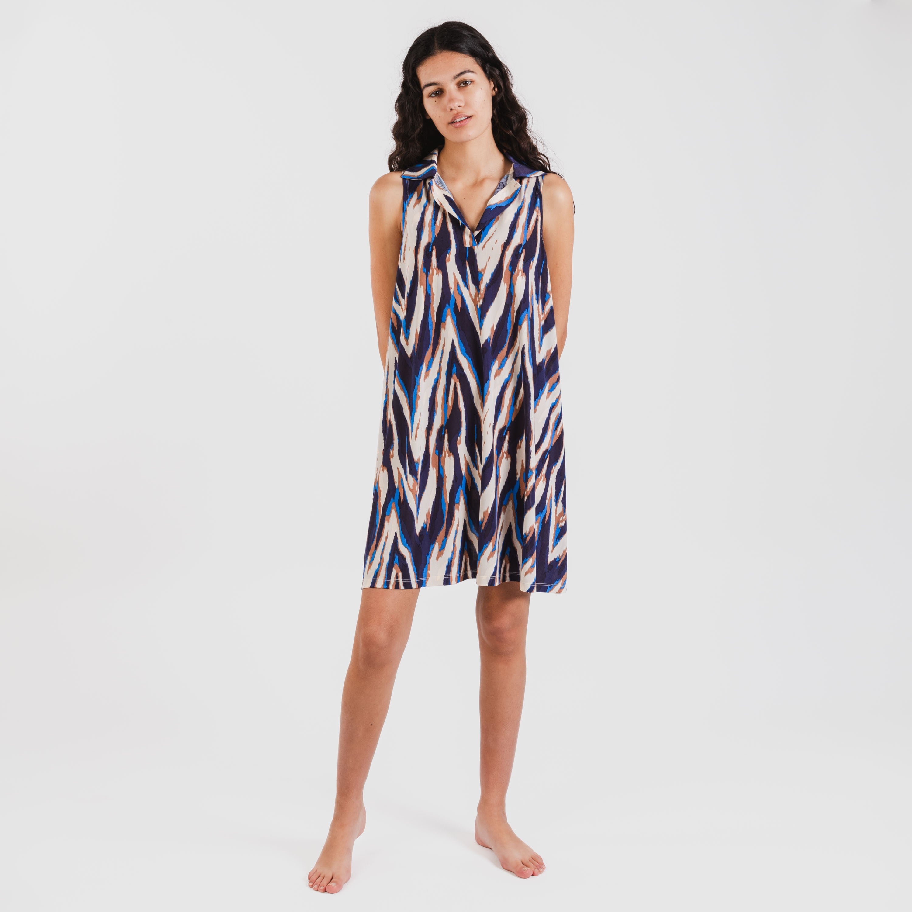 Vestido curto azul Catherine com gola e lapela suaves.