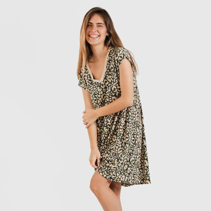 Vestido curto Milina verde-caça em crepe com mangas fluidas.