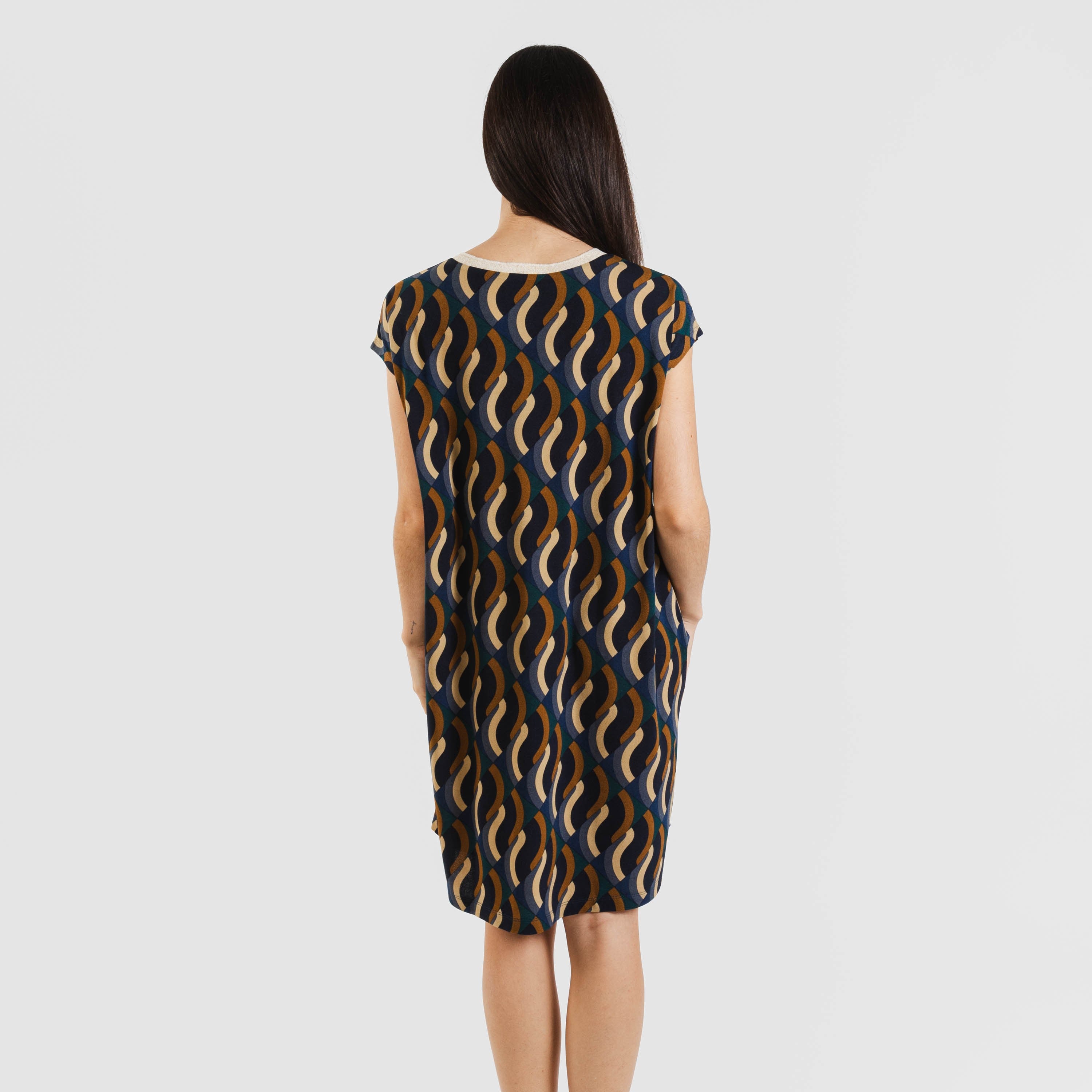 Vestido curto Roser em crepe com mangas fluidas