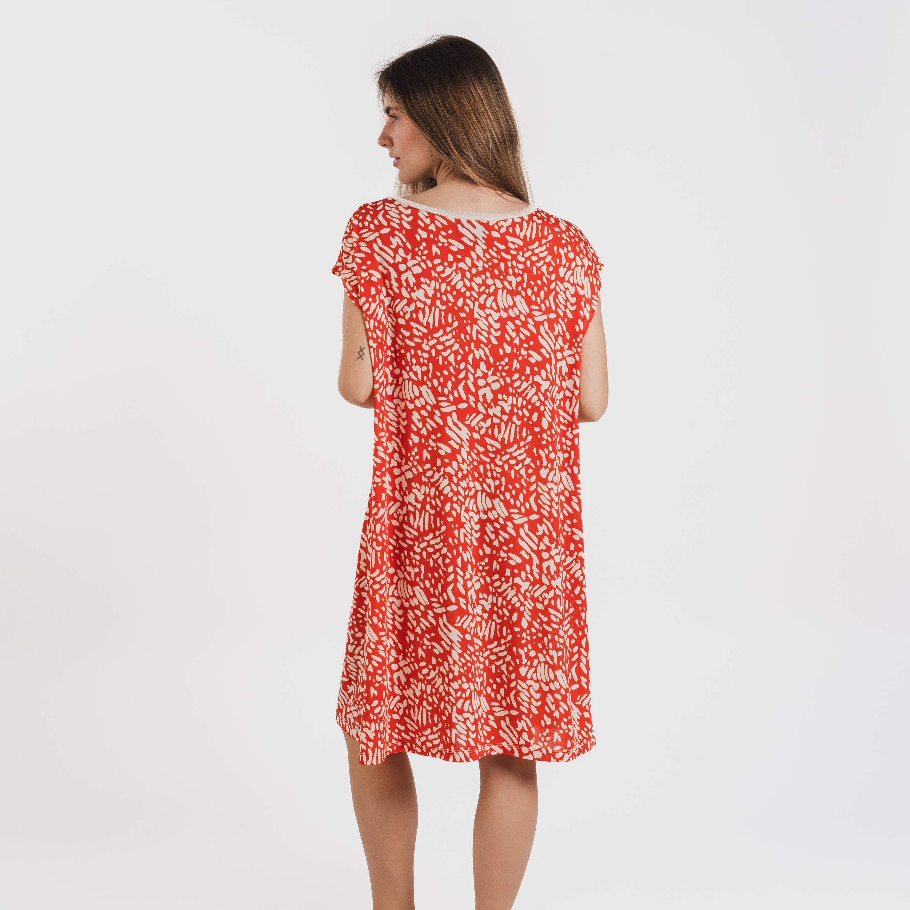 Vestido curto Miquela com mangas fluidas e macias, estampa de azulejos