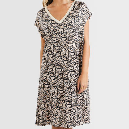 Vestido Paterna de mangas curtas e fluidas em tons de marrom e preto.