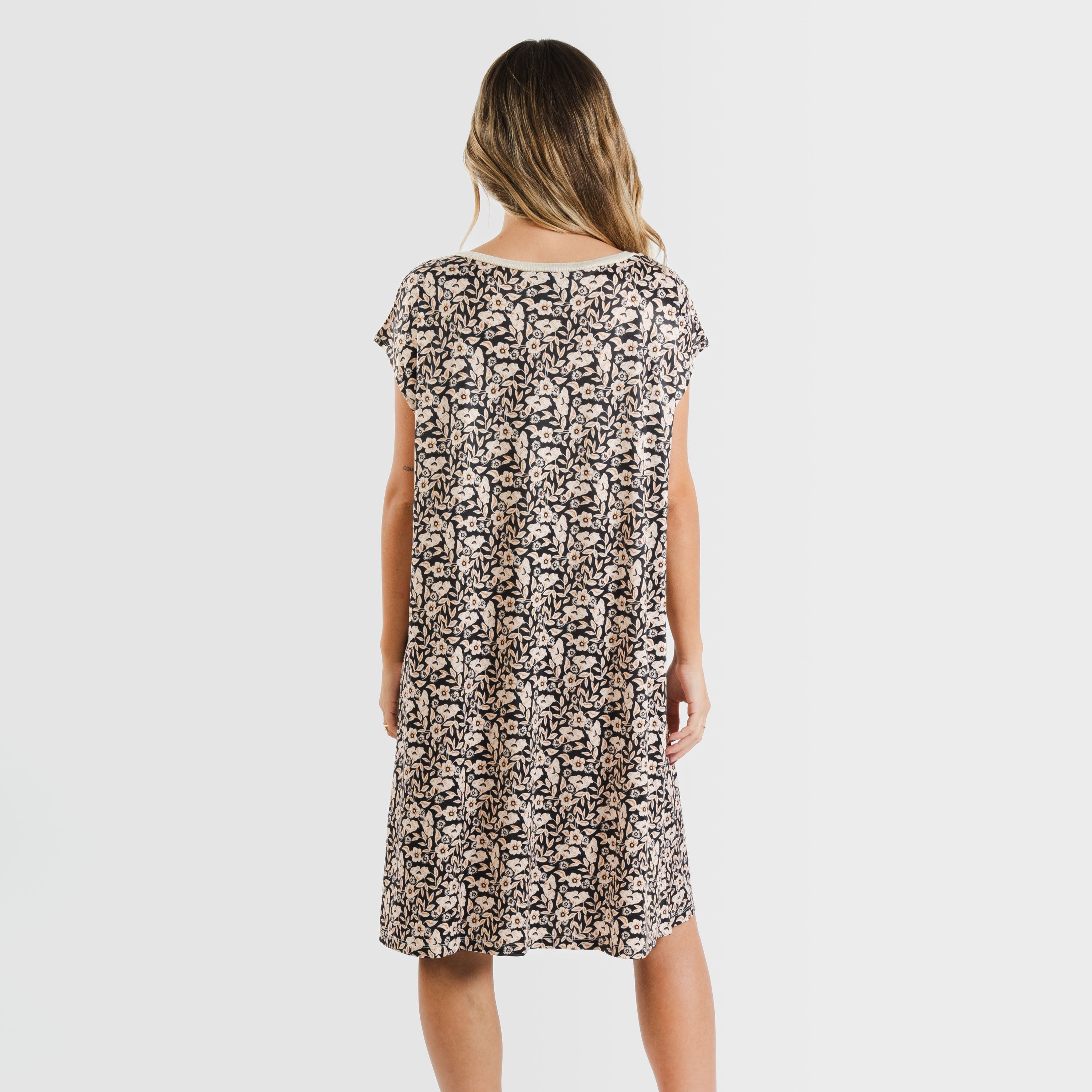 Vestido Paterna de mangas curtas e fluidas em tons de marrom e preto.