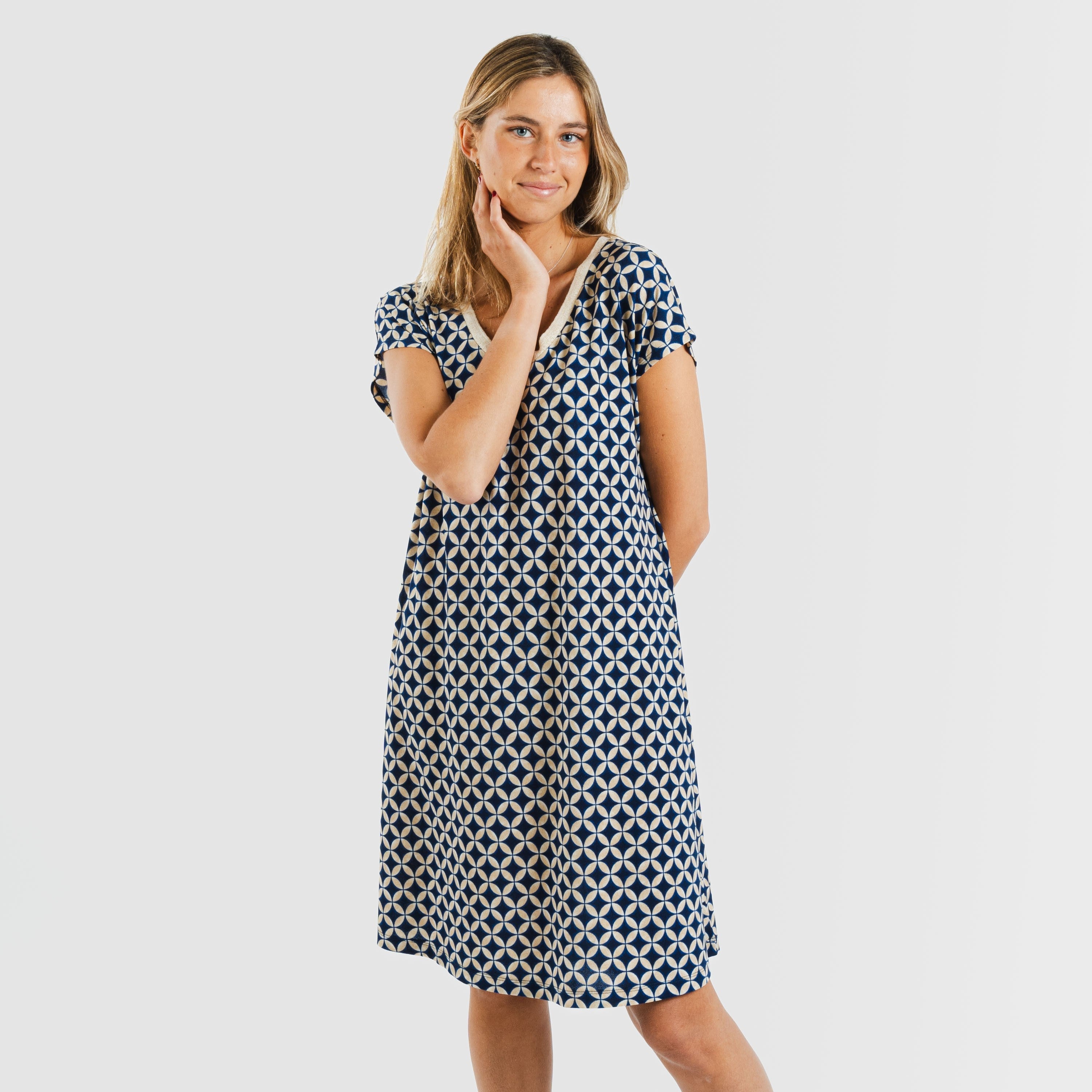 Vestido curto Ohio azul marinho em crepe com mangas fluidas