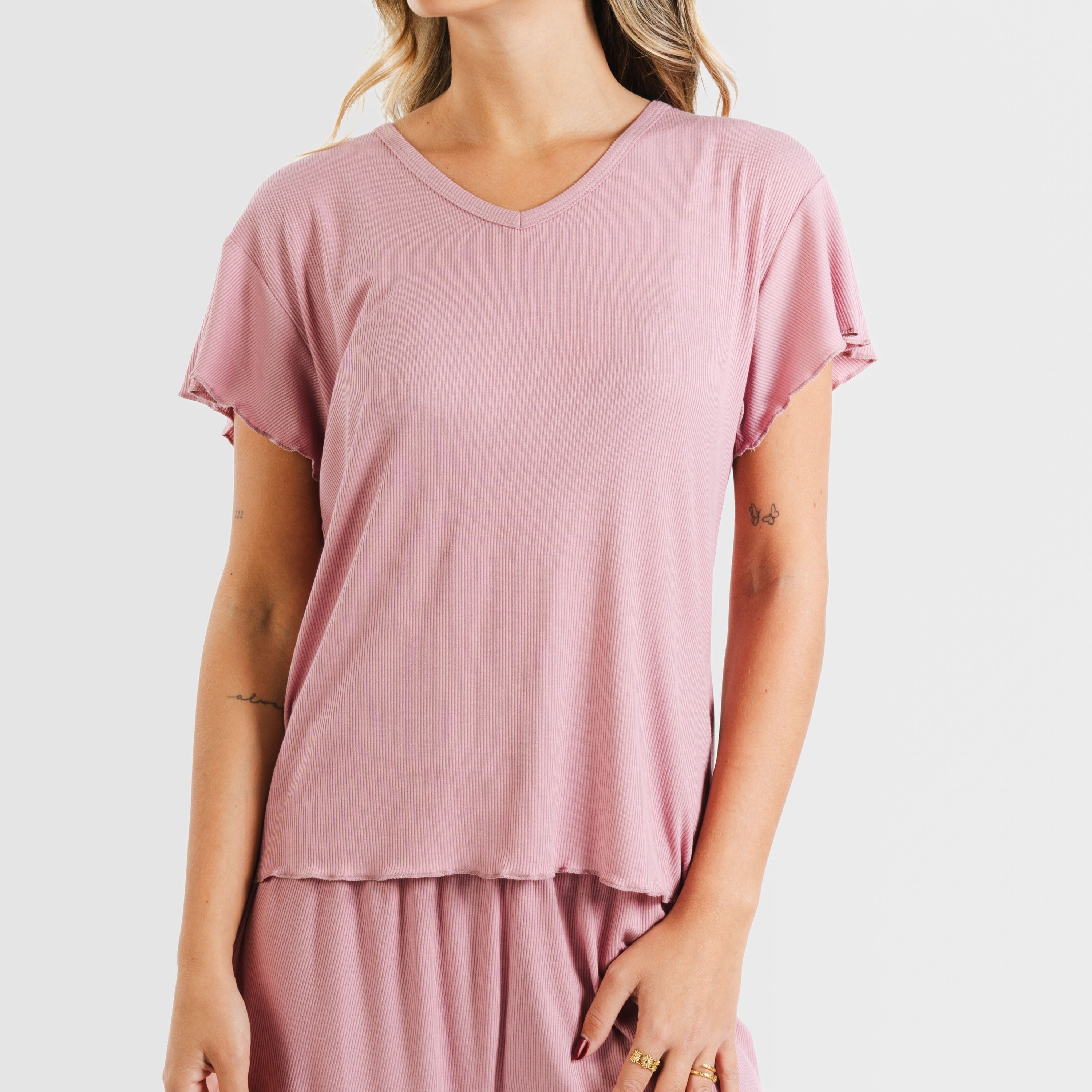 Pijama feminino de manga curta em tecido canelado de viscose liso.