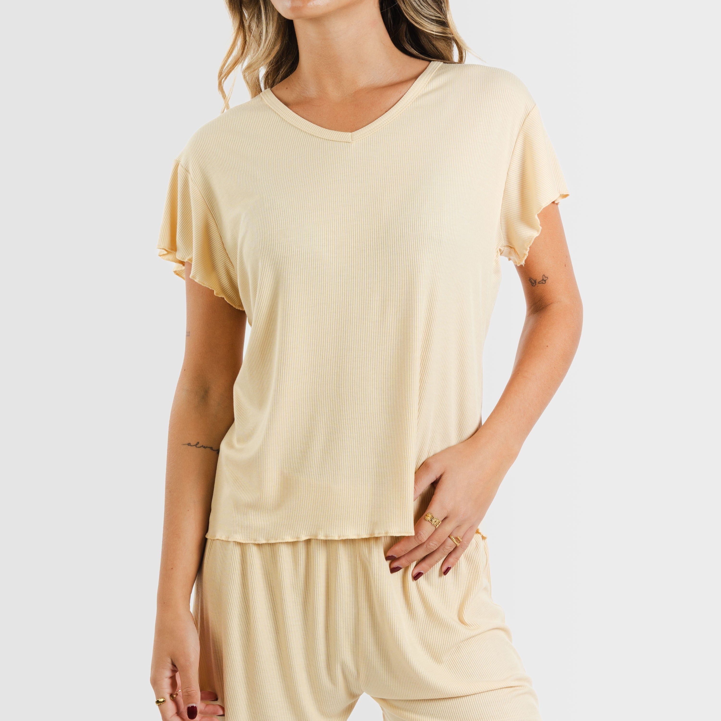 Pijama feminino de manga curta em tecido canelado de viscose liso.