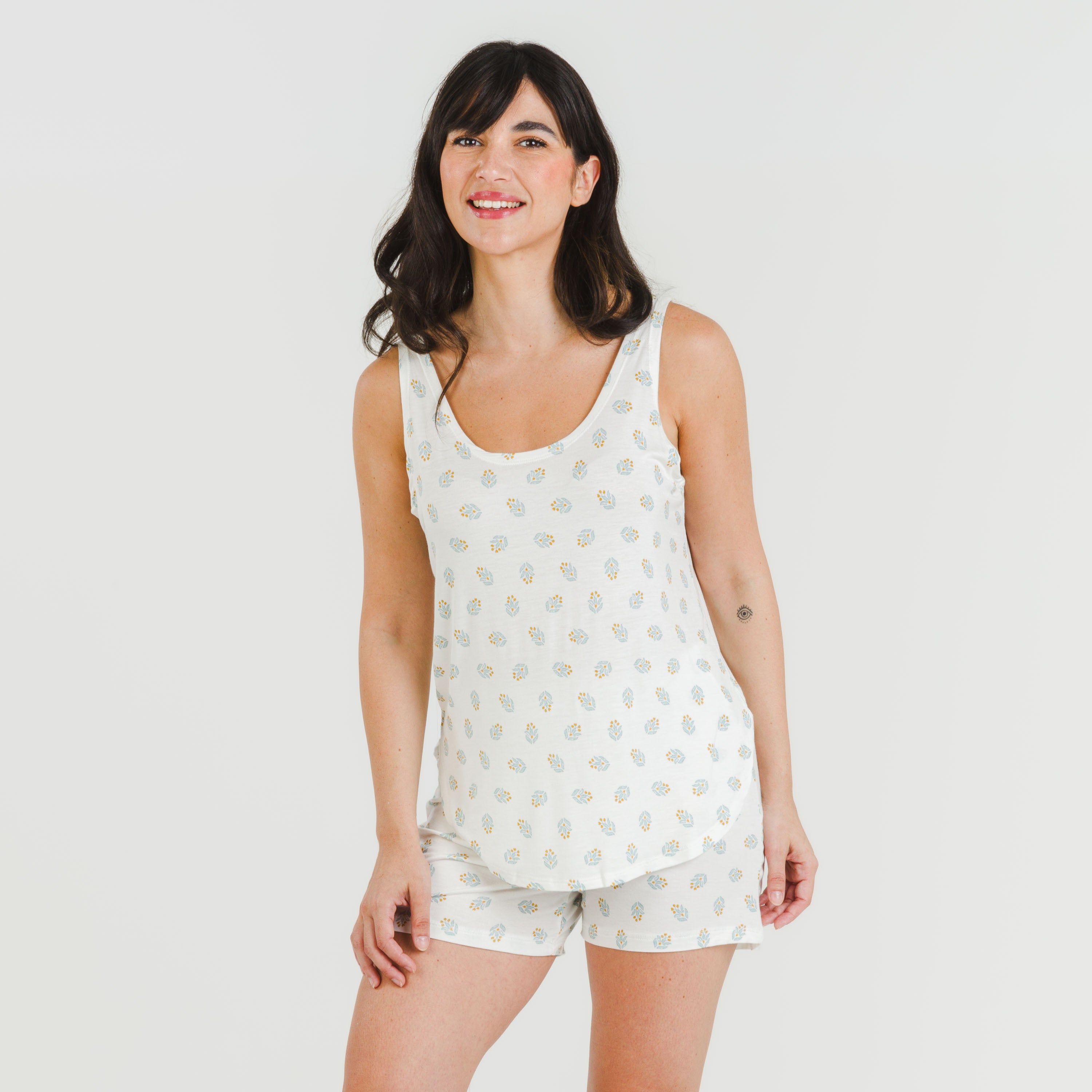 Pijama feminino Tiffany em viscose verde-primavera com alças.