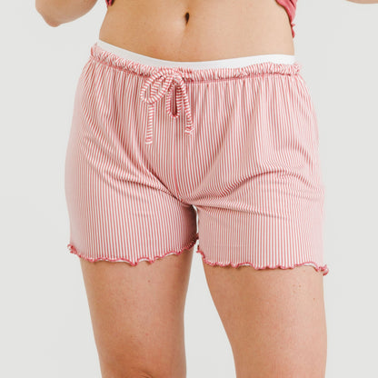 Pijama feminino Aliena com alças e listras macias na cor marsala.