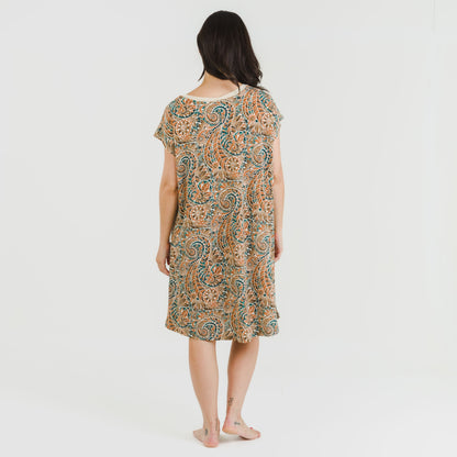 Vestido curto Estels em crepe com mangas fluidas