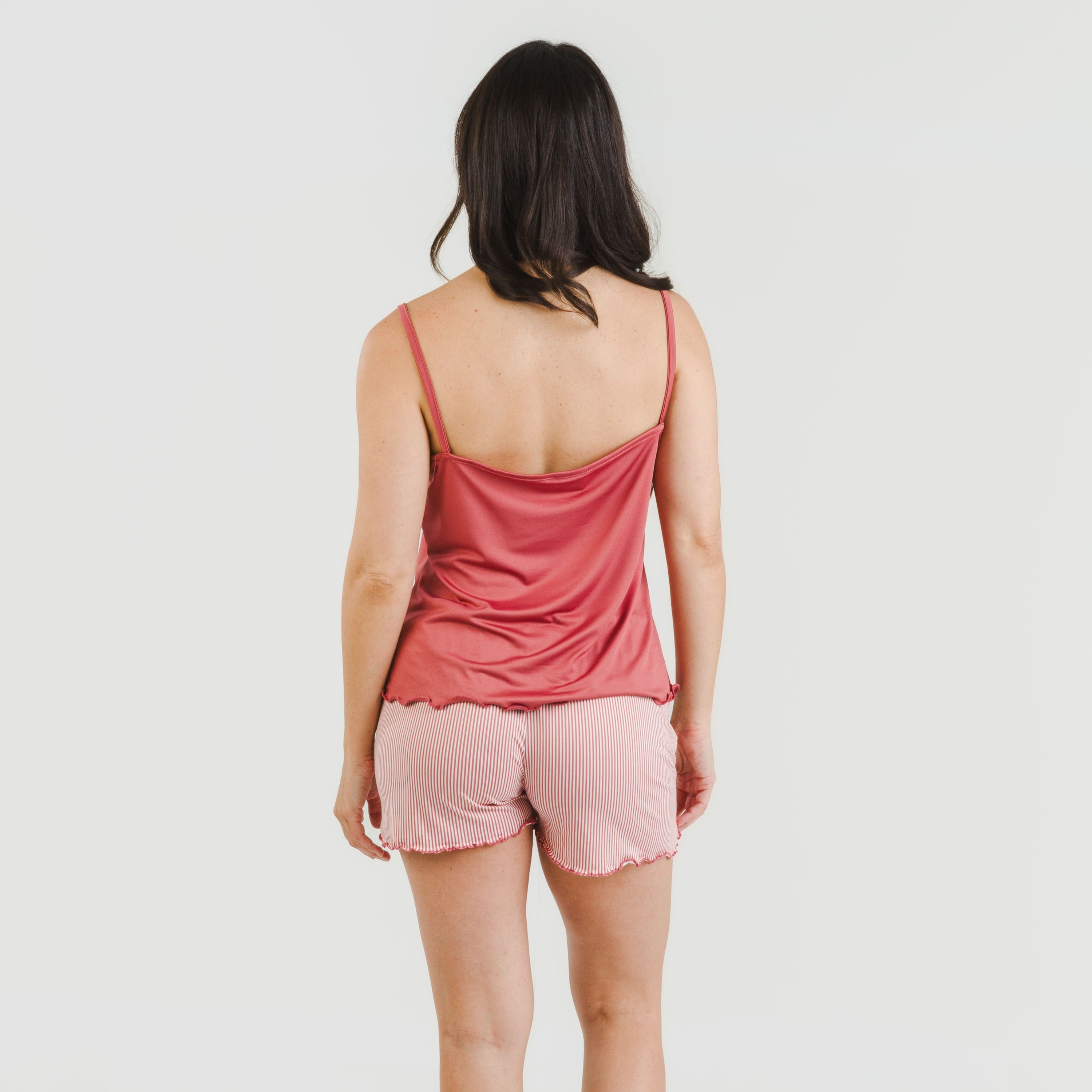 Pijama feminino Aliena com alças e listras macias na cor marsala.