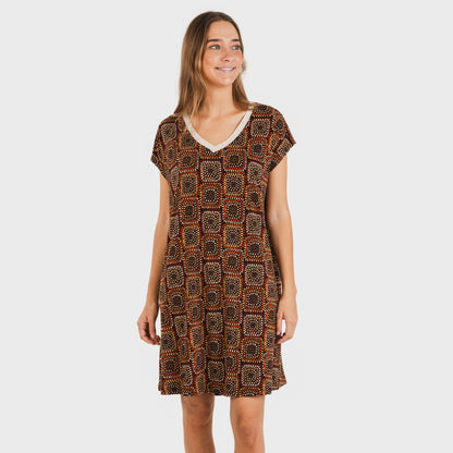 Vestido leve de crepe com mangas fluidas na cor terracota.