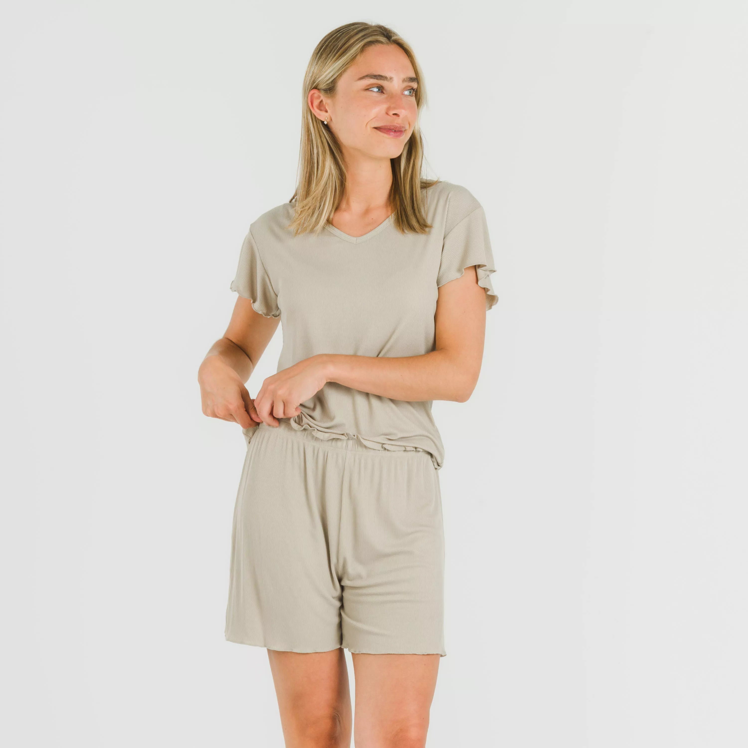 Pijama feminino de manga curta em tecido canelado de viscose liso.