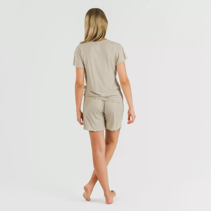 Pijama feminino de manga curta em tecido canelado de viscose liso.