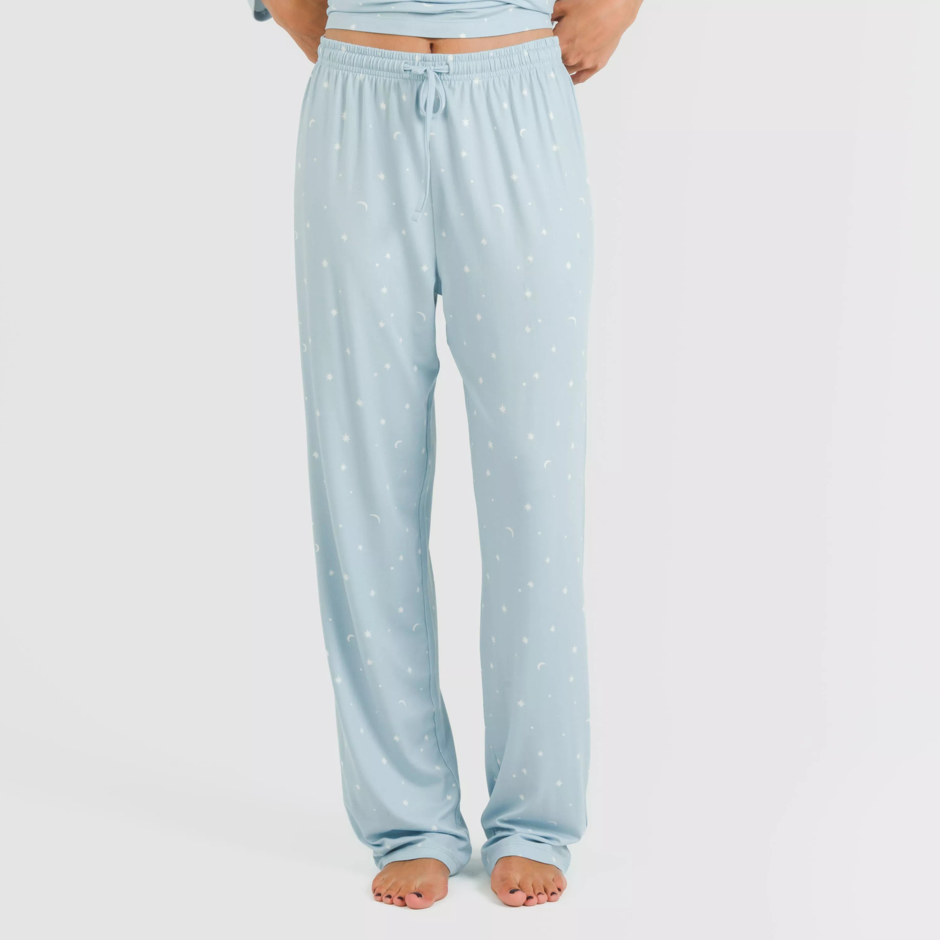 Pijama feminino longo e macio, cor âmbar azul claro.