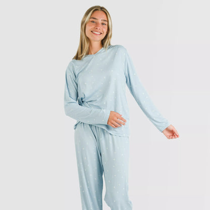 Pijama feminino longo e macio, cor âmbar azul claro.