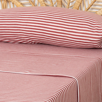 Jogo de lençóis Leto listrados em tom bordô com estampa dos Pirineus