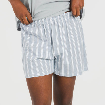 Pijama feminino de algodão com mangas curtas e estampa listrada Marseille em índigo.