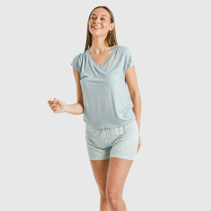 Pijama feminino de viscose azul claro, fluido e de mangas curtas.