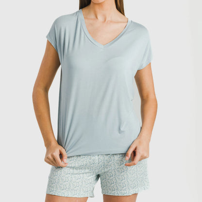 Pijama feminino de viscose azul claro, fluido e de mangas curtas.