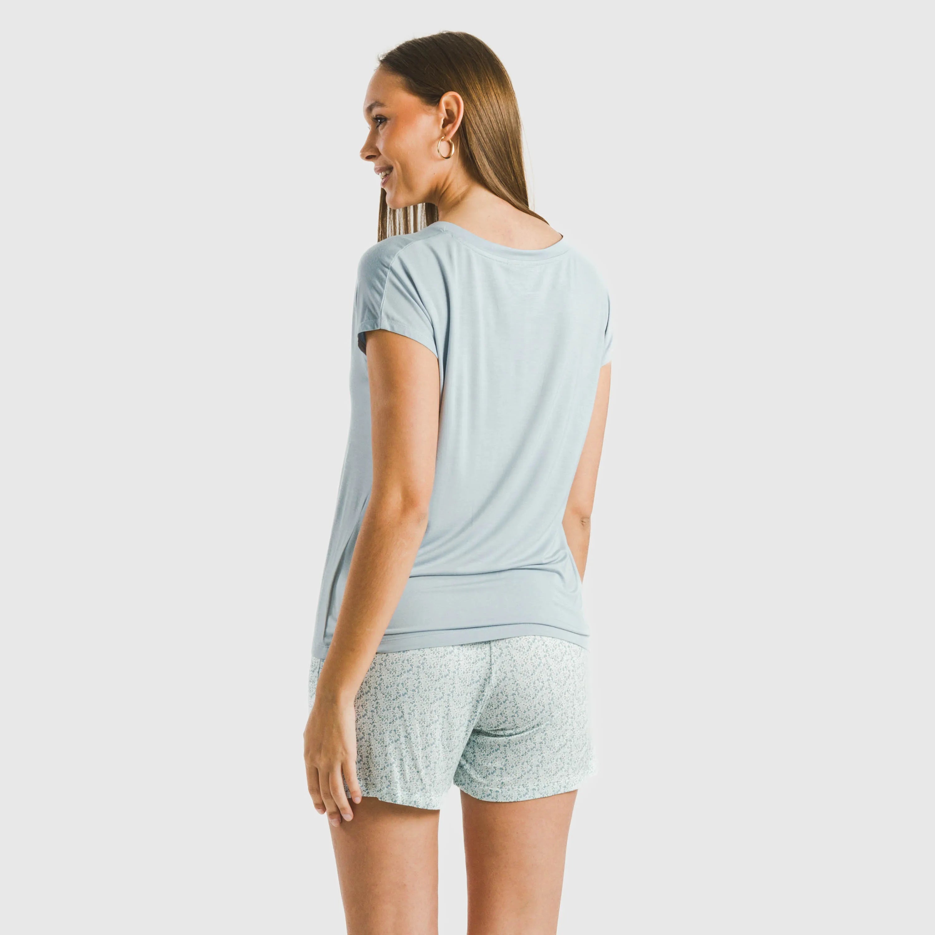 Pijama feminino de viscose azul claro, fluido e de mangas curtas.