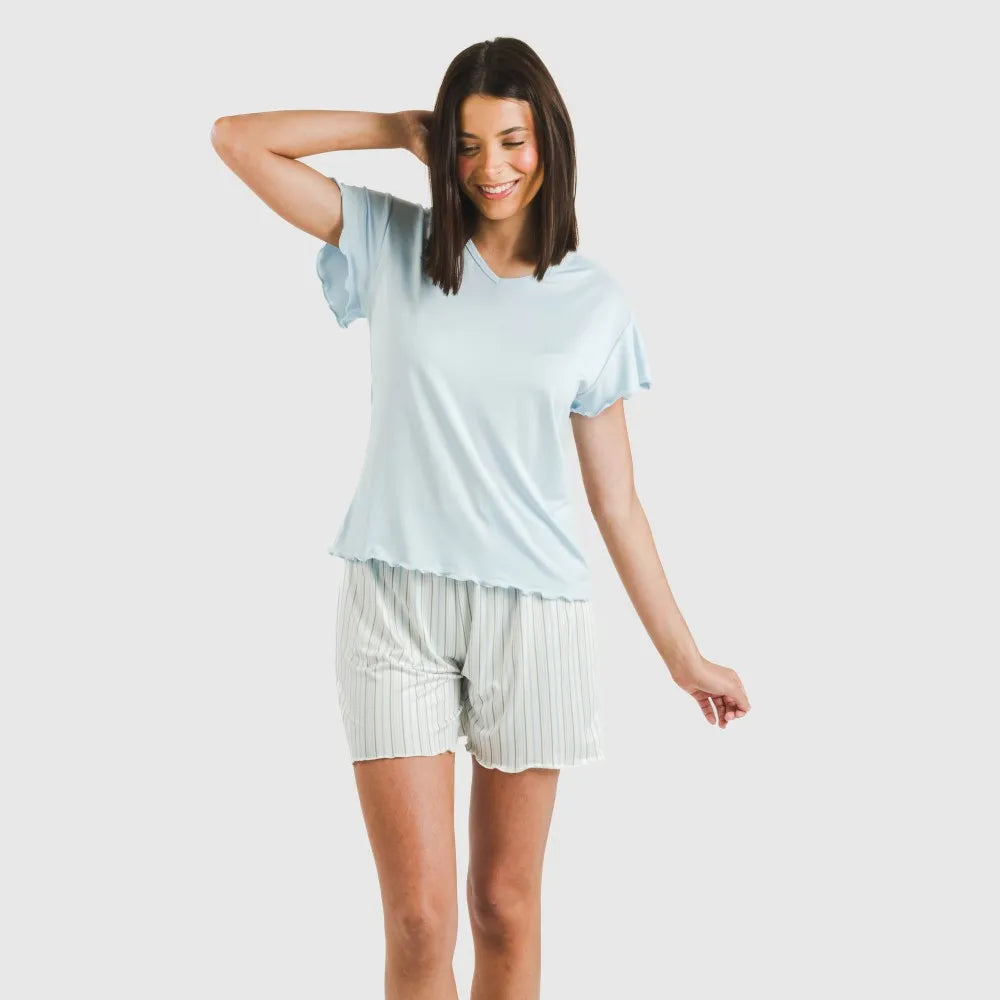 Pijama curto feminino com mangas macias e fluidas, listrado Bill em azul claro.