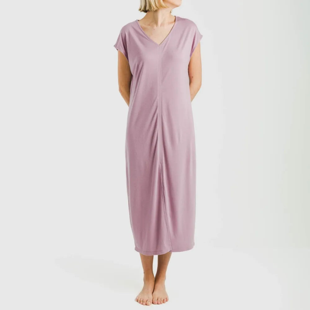 Vestido longo com mangas fluidas, em viscose lisa.