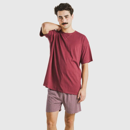 Pijama curto masculino de algodão na cor bordô, estilo ousado.