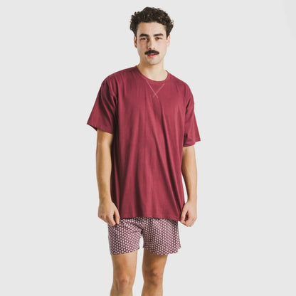 Pijama curto masculino de algodão na cor bordô, estilo ousado.