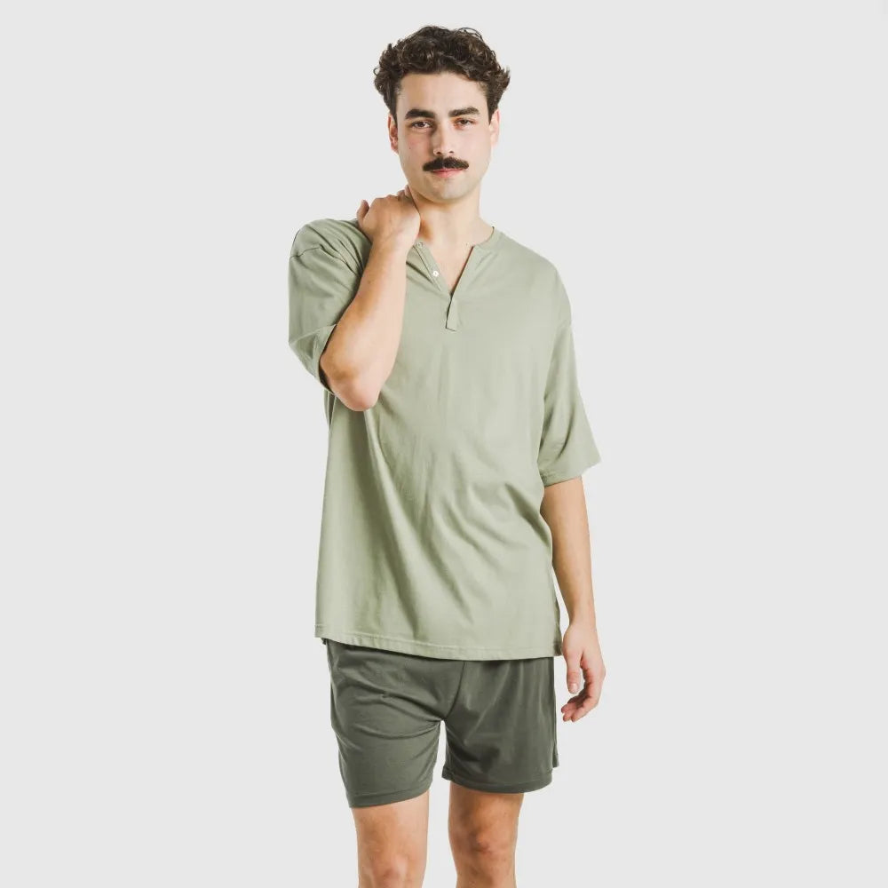 Pijama curto masculino com botões verde-claro e verde-escuro.