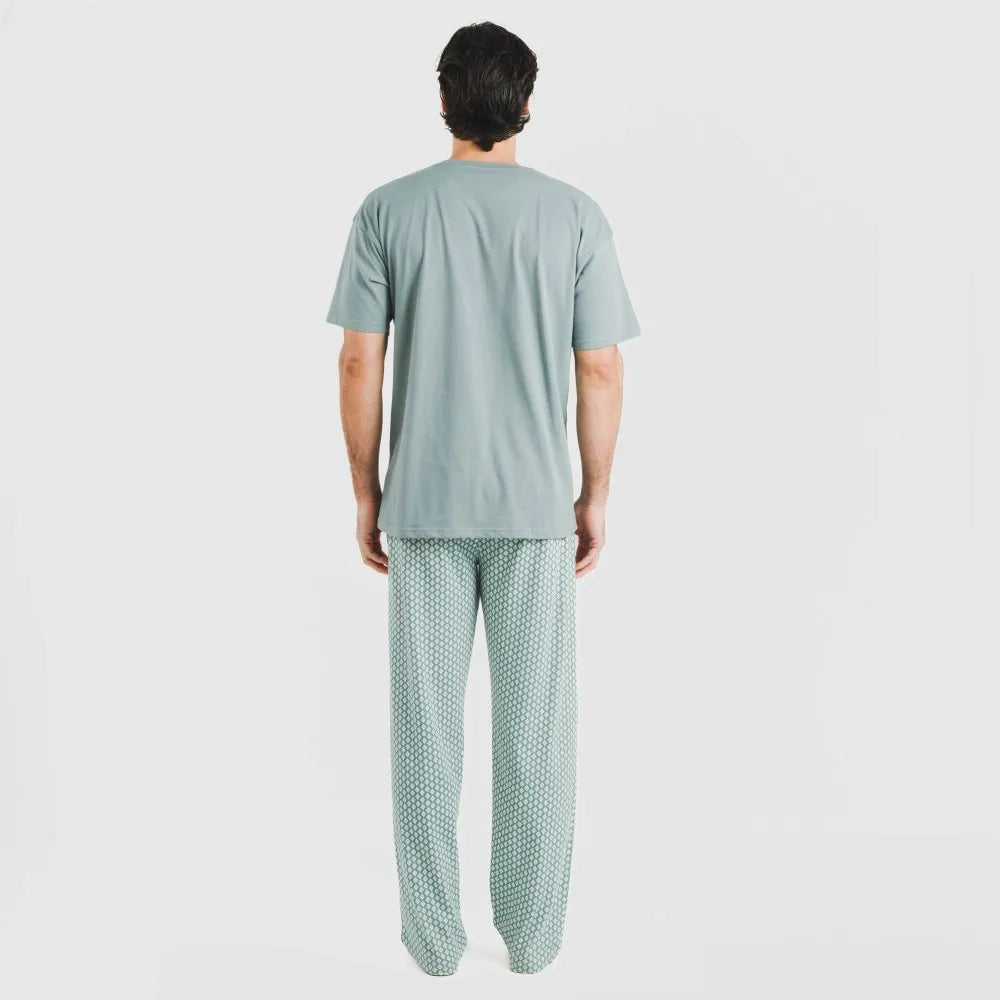 Pijama longo masculino de algodão de manga curta na cor verde-azulada.