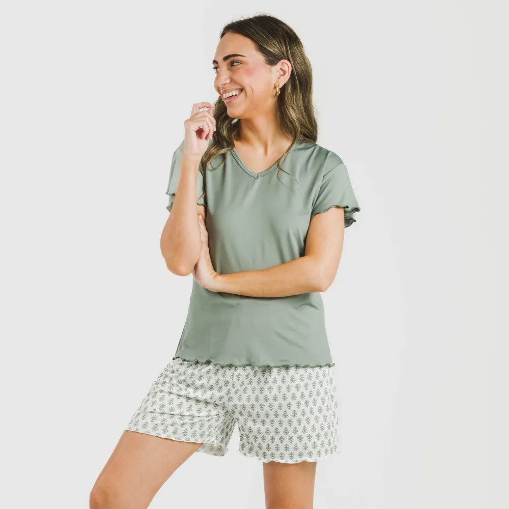 Pijama curto feminino com mangas macias e fluidas, estilo remo verde.