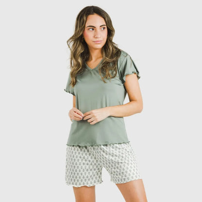Pijama curto feminino com mangas macias e fluidas, estilo remo verde.