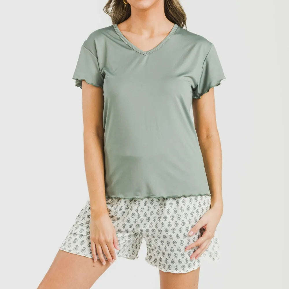 Pijama curto feminino com mangas macias e fluidas, estilo remo verde.