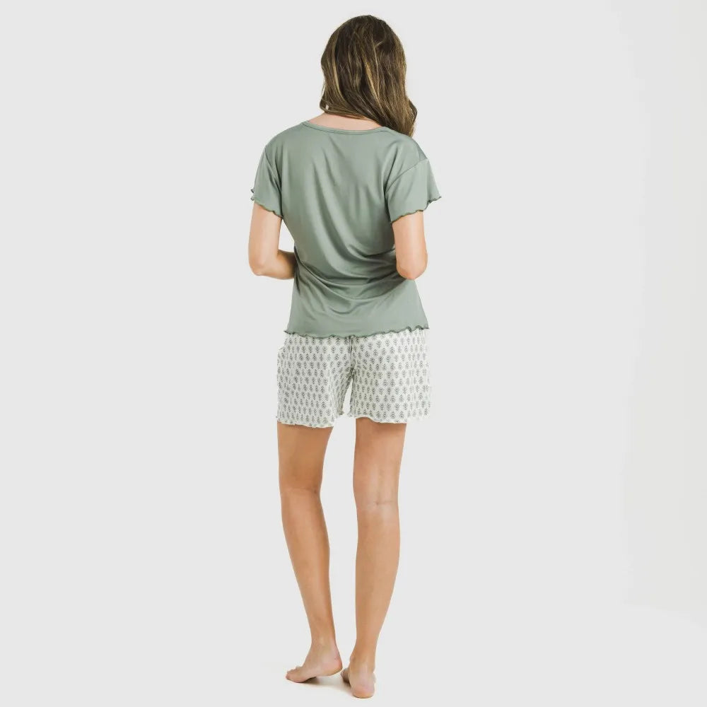 Pijama curto feminino com mangas macias e fluidas, estilo remo verde.