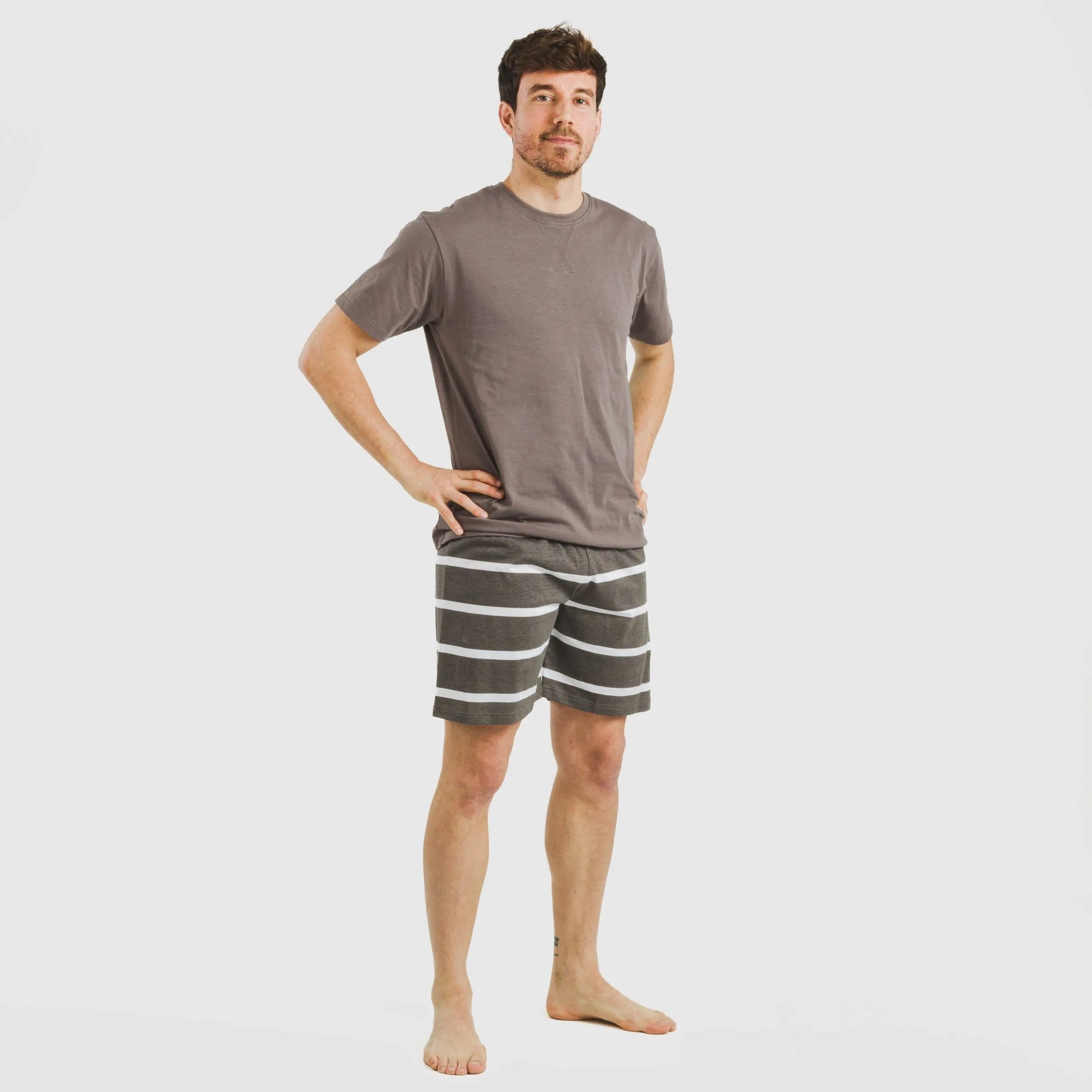 Pijama curto masculino de algodão listrado, novo, cor taupe.