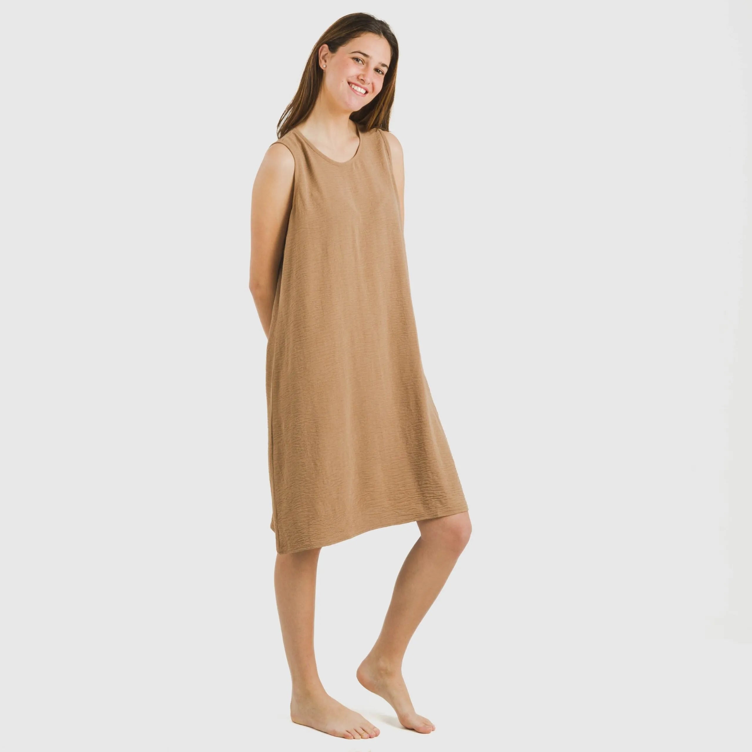 Vestido curto com alças, em musselina de algodão lisa.